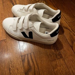 Men’s Vejas! Size 9.5. In perfect condition.